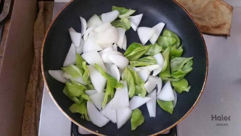 番茄芝士焗饭,洋葱，青椒用黄油稍微煸炒。