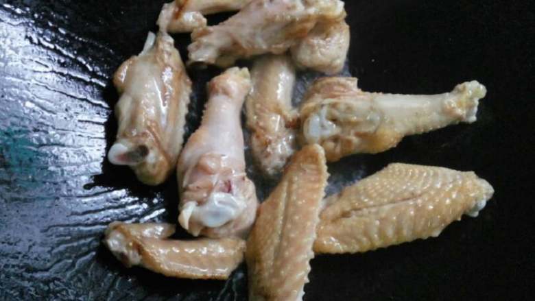 红烧鸡翅《酸甜味》,翻面煎至两面金黄