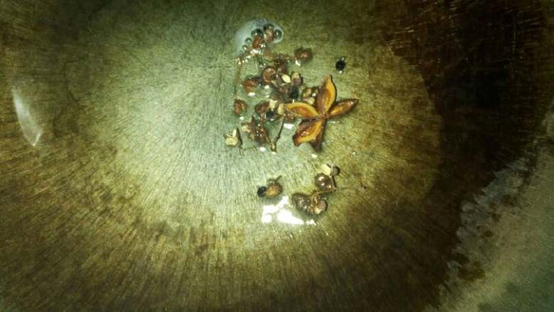 红烧云豆,起锅热油,油热放入花椒、八角炸出香味。