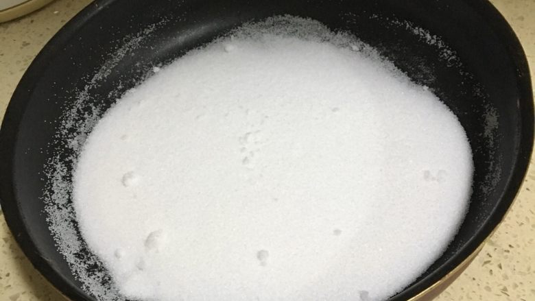 盐焗蛏子,鲜,一包食盐浦在平底锅内