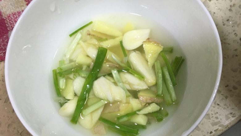 盐焗蛏子,鲜,葱姜蒜拌水,挤汁