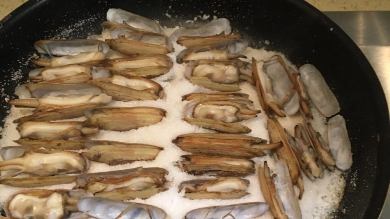 盐焗蛏子,鲜,盐焗后的蛏子口开肉嫩,鲜香美味,真好吃!