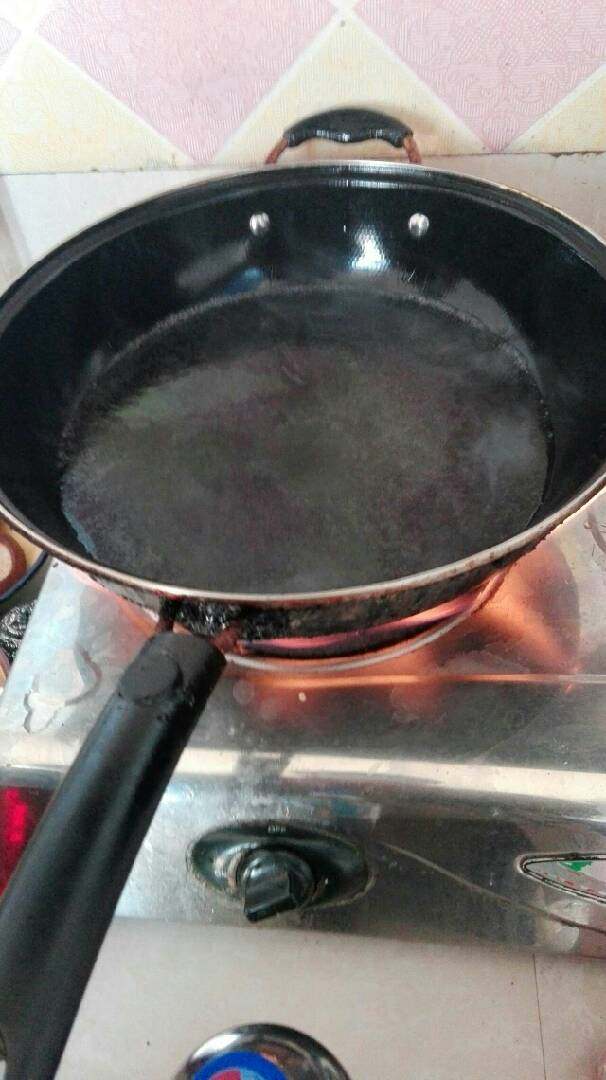 可乐鸡翅,小半锅水加热，水开后，用勺子盛出小半碗备用，加入鸡翅，焯水1分半钟左右。鸡翅取出，洗净，用刀在鸡翅表面轻划两刀，放在一边备用。