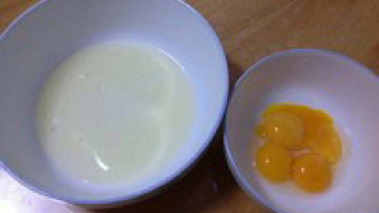 自制哈根达斯风味冰激凌,<a style='color:red;display:inline-block;' href='/shicai/ 9'>鸡蛋</a>用分离器分离蛋黄蛋白,装蛋白的盆不能有任何杂质。