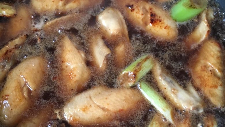 可乐鸡翅,锅里放油加热放入葱姜蒜炒香后，放入鸡翅翻炒掉入老抽，生抽翻炒一会后，加盐，再加一瓶<a style='color:red;display:inline-block;' href='/shicai/ 911'>可乐</a>没过鸡翅，盖上锅盖大火烧转中火煮到汤汁快收干