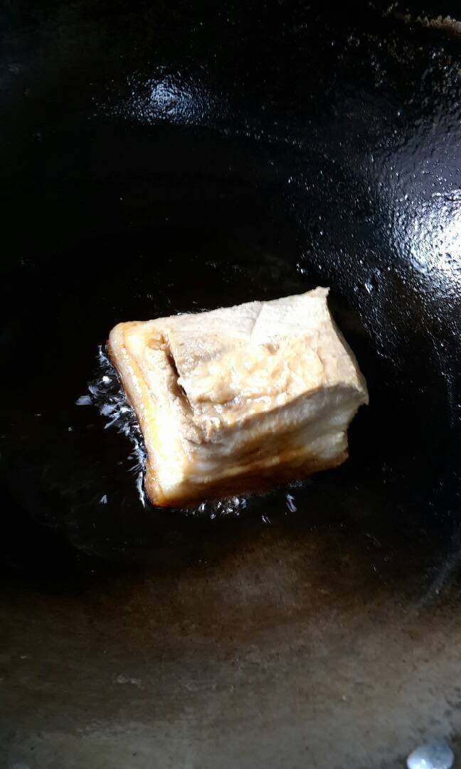 扣肉,下油锅炸肉皮