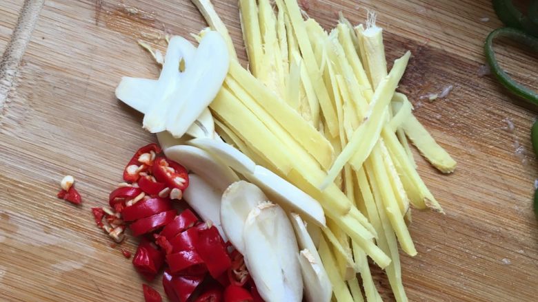 腊肉炒芹菜,姜切丝，小米辣切小，蒜切片，<a style='color:red;display:inline-block;' href='/shicai/ 143'>西芹</a>斜切小片