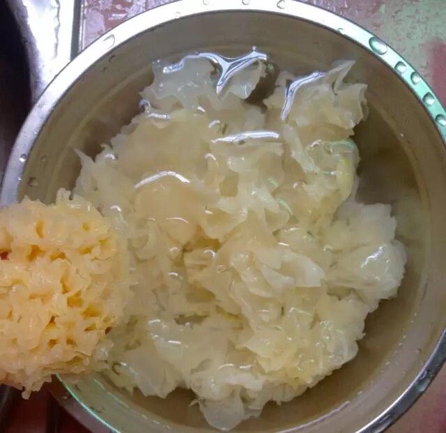 菠萝银耳羹,泡发好后,去掉根部、撕成小块