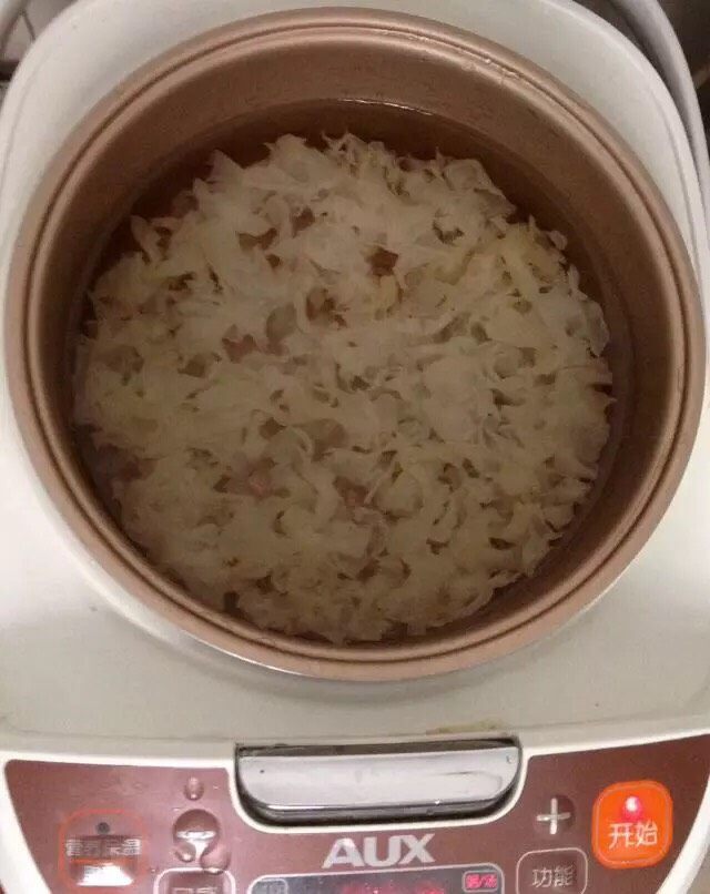 菠萝银耳羹,锅里加水放入银耳,煮至汤汁有黏性,(要煮一个半小时才会有黏性)