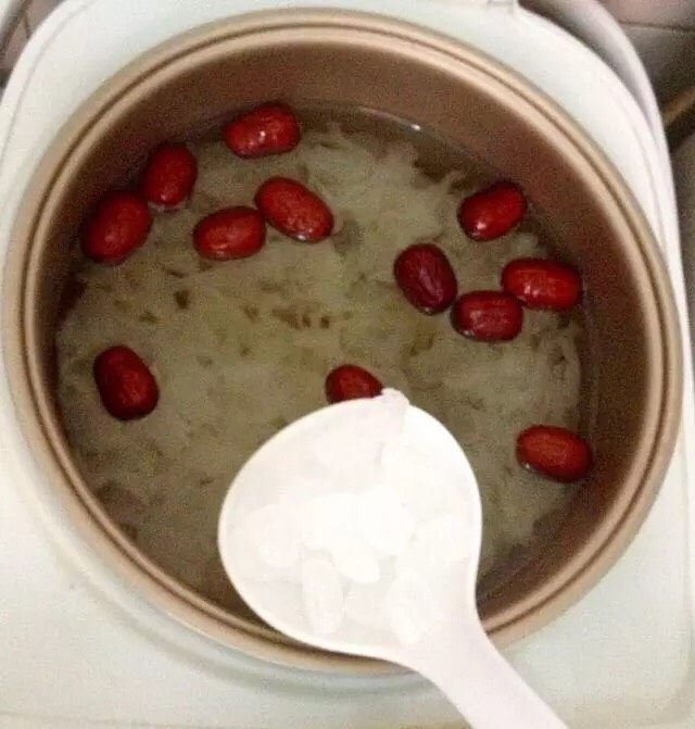 菠萝银耳羹,银耳煮到有黏性的时候放入红枣和冰糖,再煮15分钟