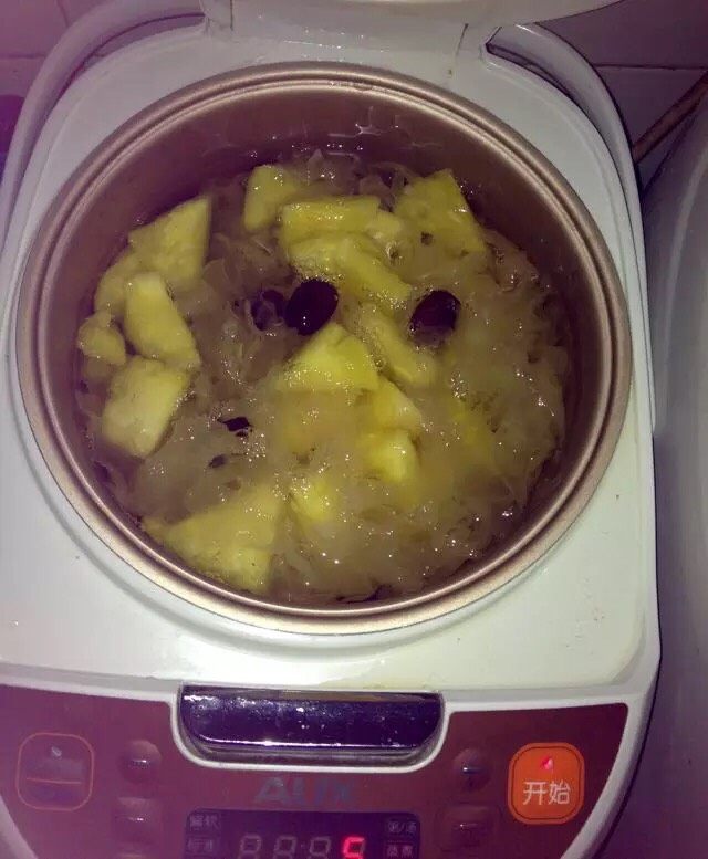 菠萝银耳羹,菠萝泡好盐水中,捞起沥干,加入已经银耳羹中,再煮10分钟