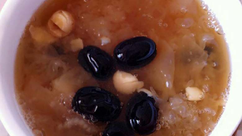 氷糖银耳汤#甜蜜美味#,加水适量,浸泡两小时,大火烧开,小火慢炖。