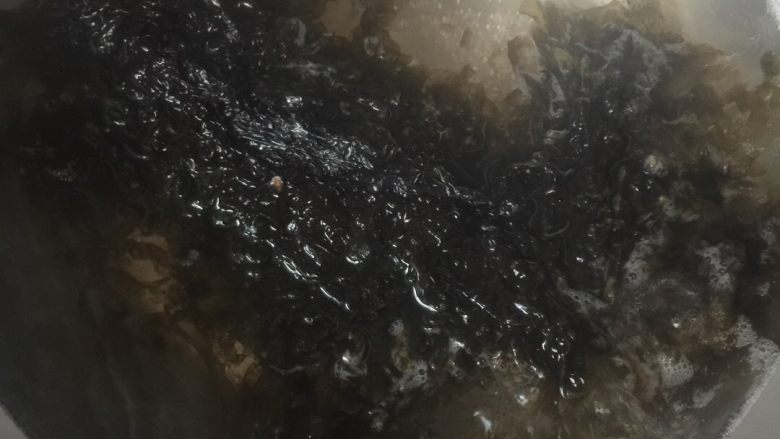 紫菜肉片汤,用开水煮开<a style='color:red;display:inline-block;' href='/shicai/ 273'>紫菜</a>，给少许盐