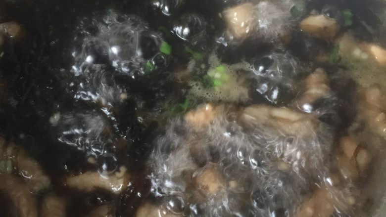 紫菜肉片汤,紫菜煮沸后，下用<a style='color:red;display:inline-block;' href='/shicai/ 2591'>地瓜粉</a>勾好<a style='color:red;display:inline-block;' href='/shicai/ 428'>五花肉</a>丝