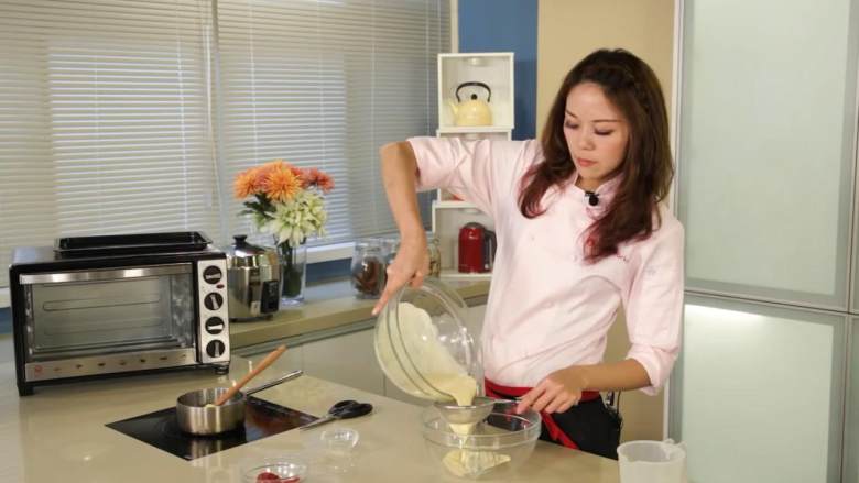 烤布蕾,把混合物过筛,倒入容器里