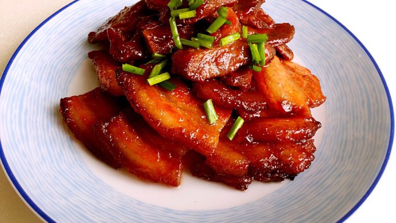 广式叉烧肉,切小块,装盘撒葱花即可。
