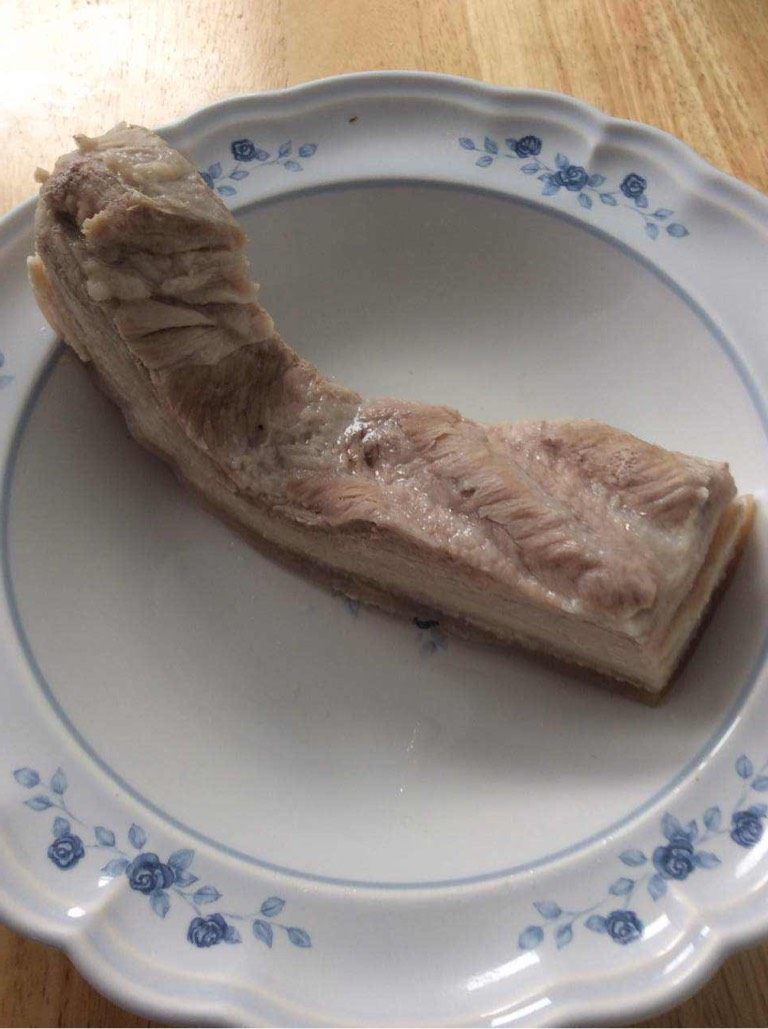 回锅肉,再放入姜片,葱段,<a style='color:red;display:inline-block;' href='/shicai/ 695'>八角</a>,和超过五花腩一厘米左右的水量。不需调味。