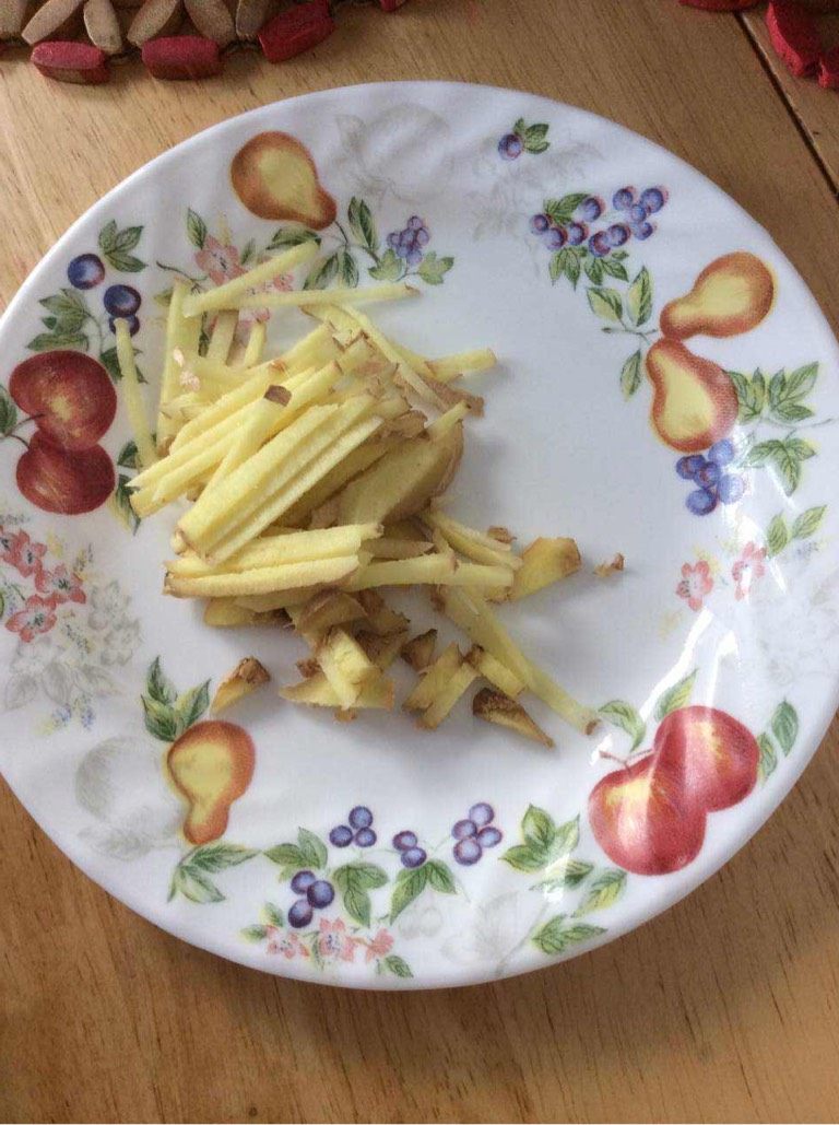 回锅肉,五花腩放凉过程中,切姜丝少许