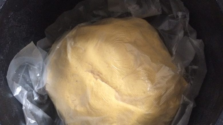 玉米发糕,和成有点稀的面团,用保鲜膜或干净袋子盖上放10分钟,然后放到温暖的地方发酵40到60分钟,具体看环境温度,发成两个大或者面团内部很多蜂窝就可以了。