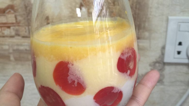 🍹夏·思慕雪杯Smoothies,剩下的三分之一橙汁倒入杯中