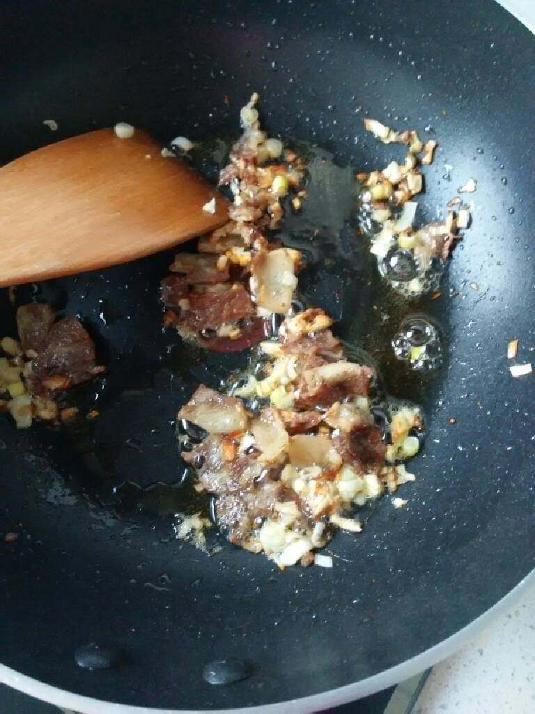 肉炒豆角,炒肉片放<a style='color:red;display:inline-block;' href='/shicai/ 3735'>葱蒜</a>