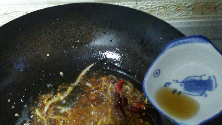 #烟台特色小吃,酱爆海蚍蛴#,把豆瓣酱翻炒出香味后在把料酒到锅里