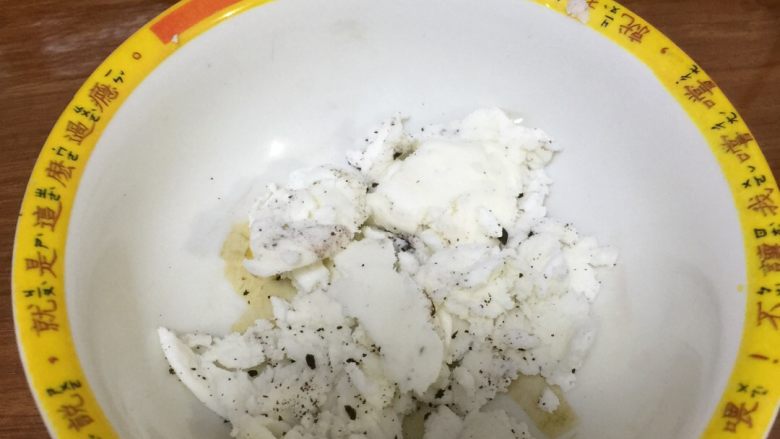 奥利奥水果木糠杯,奥利奥饼干的夹心不要浪费加<a style='color:red;display:inline-block;' href='/shicai/ 8197'>淡奶油</a>糖霜打发,这里就不介绍了,大家都会打发奶油