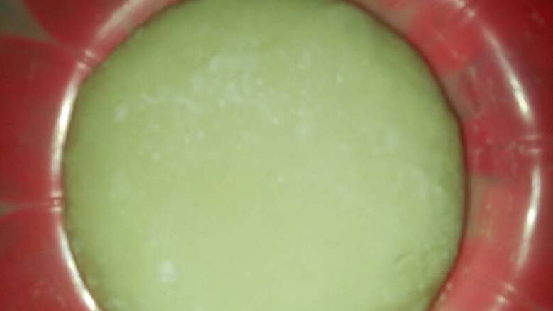 韭菜盒子,先把面和好。放在盆里醒着。