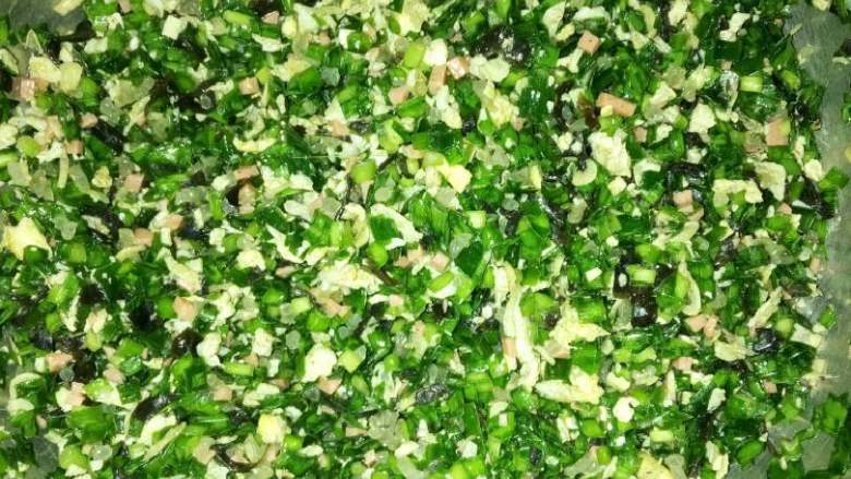 韭菜盒子,把馅切好放在调馅的盆里，开始调馅。调馅要放的有鸡精、十三香、盐、油调均匀即可。