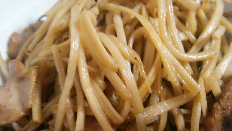 肉炖葫芦条,大概半个小时后(锅里汤变成少量时)夹出一个葫芦条试试软硬口感,觉得可以就加1勺味精,翻炒几下,出锅。觉得硬,咬的吃力,就再加温水炖一会儿。