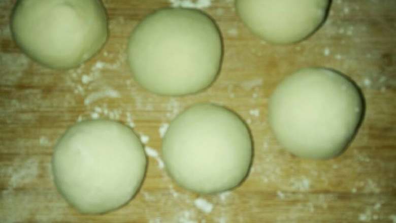 韭菜盒子,把面分团，大小尽量均匀。准备擀皮。