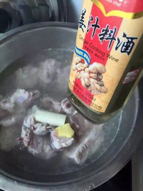 红烧排骨豆角,开水入锅，放葱姜，料酒