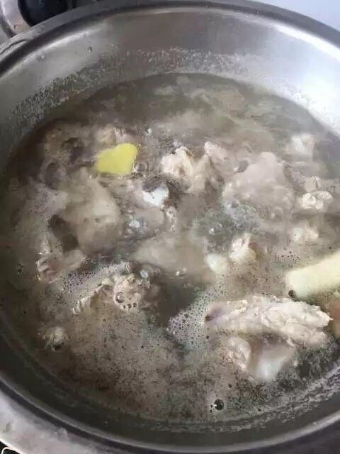 红烧排骨豆角,煮开，泡沫煮出来啦