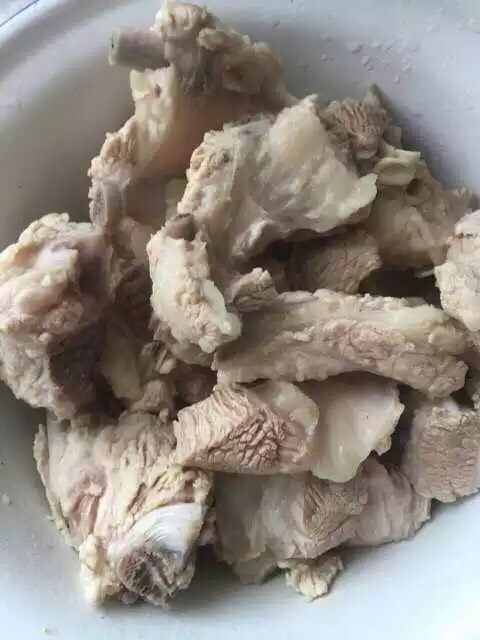 红烧排骨豆角,用筷子避开泡沫把排骨捞出来