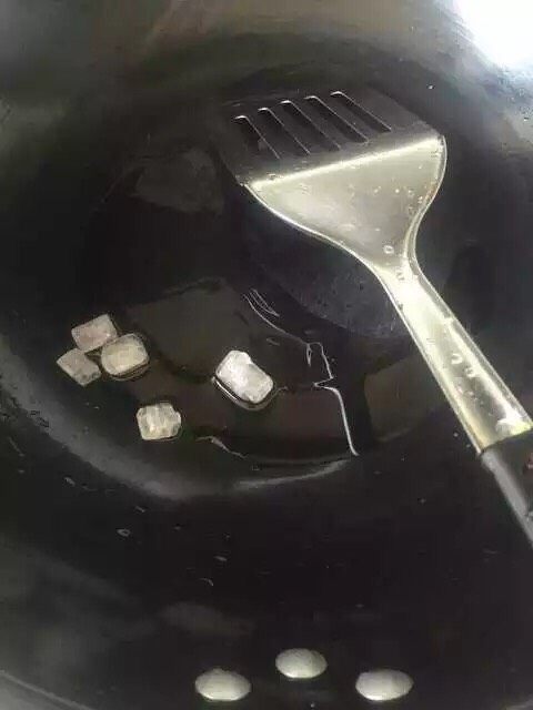 红烧排骨豆角,架锅热锅凉油放冰糖