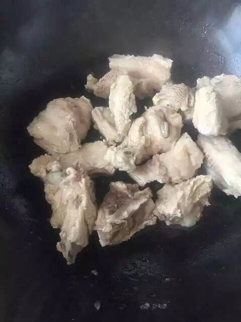 红烧排骨豆角,倒入排骨翻炒上糖色，小火哦