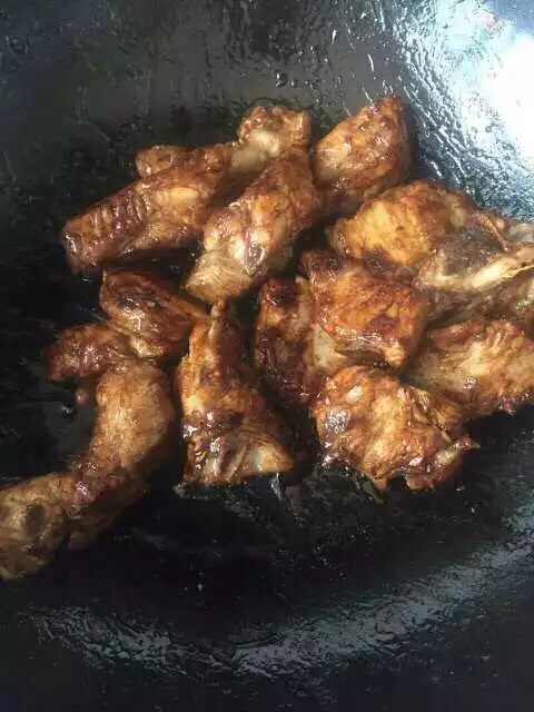 红烧排骨豆角,翻炒均匀上色