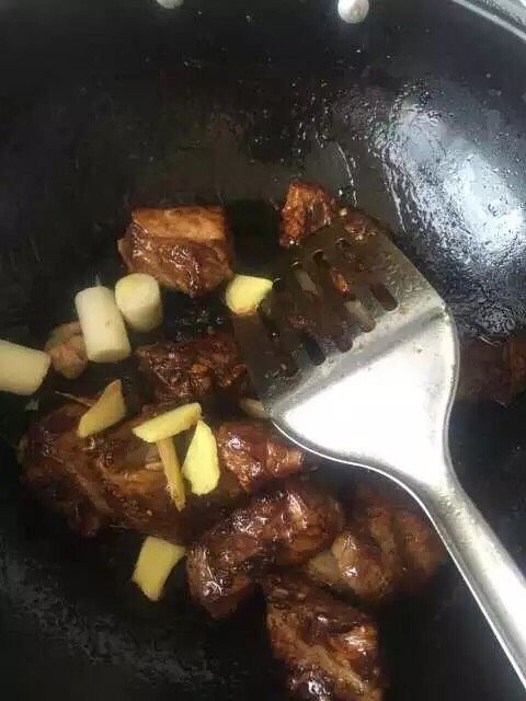 红烧排骨豆角,放葱姜爆香