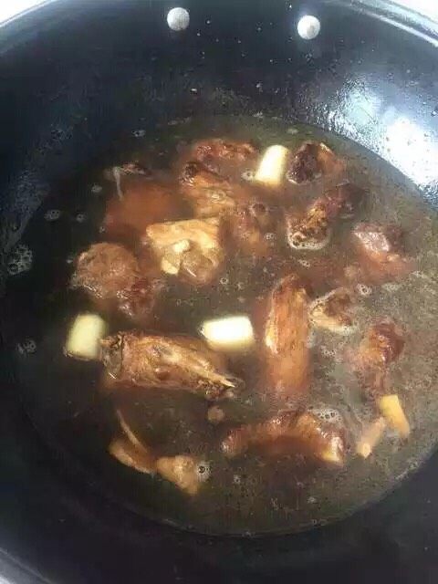 红烧排骨豆角,加入没过排骨的热水，不要加凉水哦，凉水容易使肉质变老