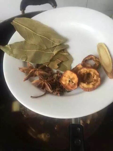 红烧排骨豆角,加入香料，八角，花椒，香叶，山楂，甘草，放山楂和甘草肉更容易软烂