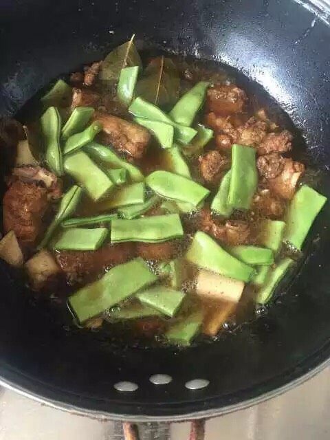 红烧排骨豆角,大火煮开，小火炖30分钟后加入切好的豆角