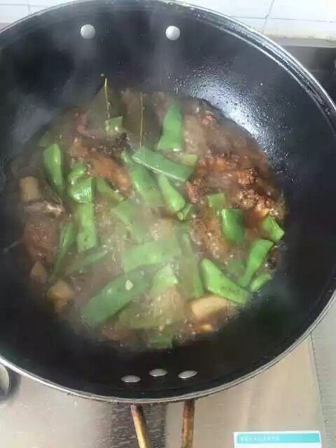 红烧排骨豆角,大火煮开后小炖10分钟