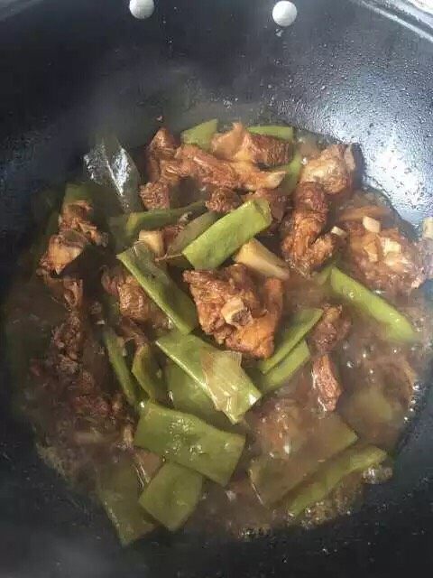 红烧排骨豆角,加盐调味，大火收汁，不要收干哦，不然肉质容易老