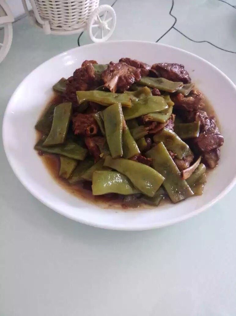 红烧排骨豆角,挑出香料出锅