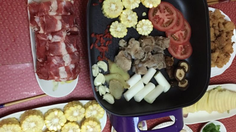 欢乐颂好邻居火锅,2.洗好所有的菜，全部装盘，倒出煮好的排骨，先放入切片好的番茄，<a style='color:red;display:inline-block;' href='/shicai/ 230'>香菇</a>，<a style='color:red;display:inline-block;' href='/shicai/ 138'>大葱</a>切段，<a style='color:red;display:inline-block;' href='/shicai/ 2794'>大蒜</a>拍碎，生<a style='color:red;display:inline-block;' href='/shicai/ 37'>姜</a>切片，<a style='color:red;display:inline-block;' href='/shicai/ 500'>玉米</a>切段，倒入煮好的排骨汤汁，火锅就可以开始啦，吃什么放什么