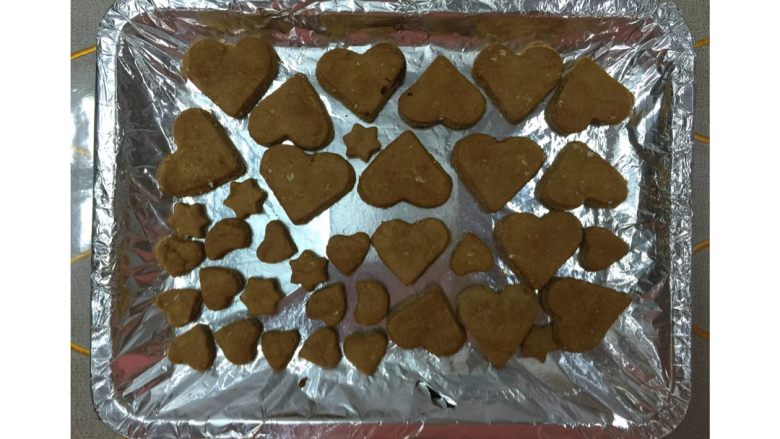 黑糖燕麦爱心💗饼干,取出晾凉,密封保存!