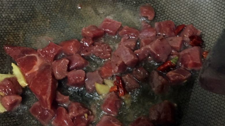 炒三丁,油加热后放入姜丝，干椒炒香后加入腌制好的半成品<a style='color:red;display:inline-block;' href='/shicai/ 217'>牛排</a>，炒两分钟