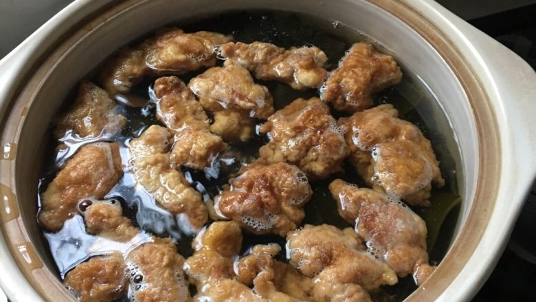 酥肉海带汤,想吃耙点就炖就点,看自己的喜好来,放点胡椒面,