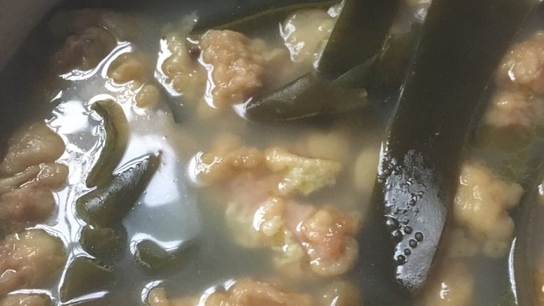 酥肉海带汤,炖好了就调味,盐。味精,鸡精,还可以加点葱,就起锅了,老人小孩都适应,