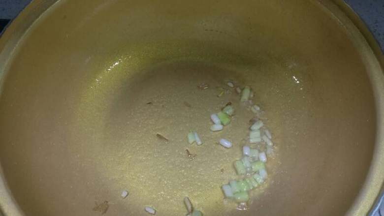 葱油拌面,炒锅加热,倒入一勺烹调油,加入葱,炸成葱油,倒入调味碗中